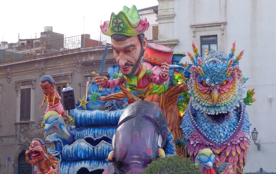 Carnevale Acireale /Di Effems - Opera propria, CC BY-SA 4.0, https://commons.wikimedia.org/w/index.php?curid=46929283