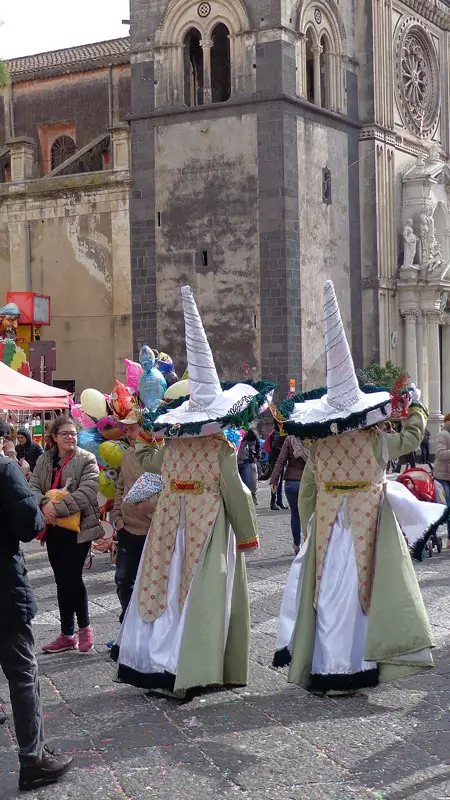 Maschere carnevale Acireale/Di Effems - Opera propria, CC BY-SA 4.0, https://commons.wikimedia.org/w/index.php?curid=46929302