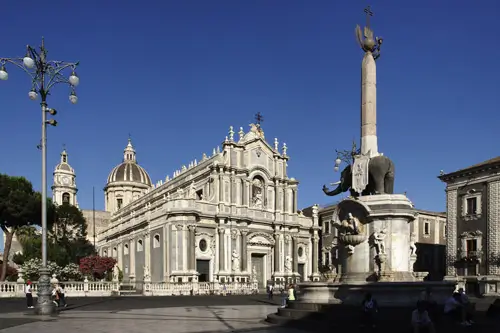 Piazza del duomo cattredale di san'agata /Author: https://www.lonelyplanet.com/italy/sicily/catania/attractions/piazza-del-duomo/a/poi-sig/471674/360005